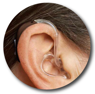 Audífono BTE con auricular fuera del oído.